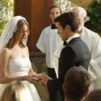 Daniel (Joshua Bowman) e Emily (Emily VanCamp) trocam alianças em "Revenge"