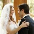 Emily (Emily VanCamp) comemora o casório com Daniel (Joshua Bowman) em "Revenge"