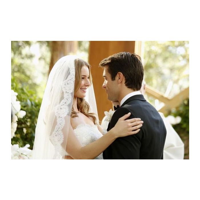 Emily (Emily VanCamp) comemora o casório com Daniel (Joshua Bowman) em &quot;Revenge&quot;