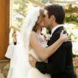 Daniel (Joshua Bowman) e Emily (Emily VanCamp) se beijam no final da cerimônia de "Revenge"