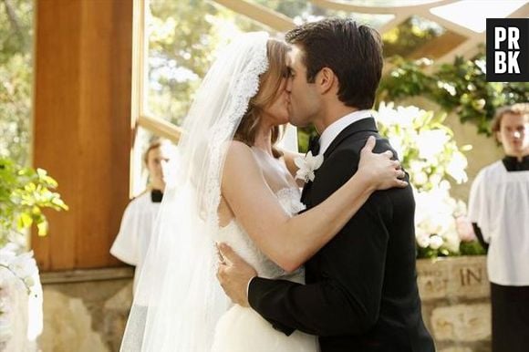 Daniel (Joshua Bowman) e Emily (Emily VanCamp) se beijam no final da cerimônia de "Revenge"