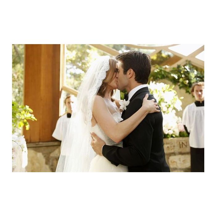 Daniel (Joshua Bowman) e Emily (Emily VanCamp) se beijam no final da cerimônia de &quot;Revenge&quot;