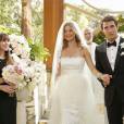 Enquanto saem da igreja em "Revenge", os noivos Daniel (Joshua Bowman) e Emily (Emily VanCamp) são observados pelos convidados