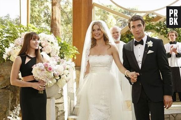 Enquanto saem da igreja em "Revenge", os noivos Daniel (Joshua Bowman) e Emily (Emily VanCamp) são observados pelos convidados