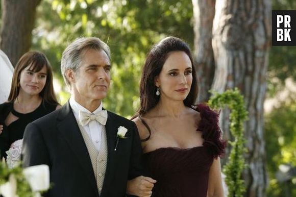 Victoria (Madeleine Stowe) e Conrad (Henry Czemy) estarão na primeira fileira do casamento em "Revenge"