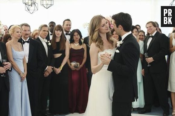 Daniel (Joshua Bowman) e Emily (Emily VanCamp) fazem sua primeira dança como casados em "Revenge"