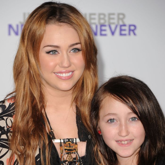  Miley Cyrus e sua irm&amp;atilde; mais nova, Noah, quando as duas eram mais fofinhas! 