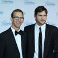  Ashton Kutcher tem um irm&atilde;o g&ecirc;meo, Michael. Mas os dois s&atilde;o pouco parecidos 