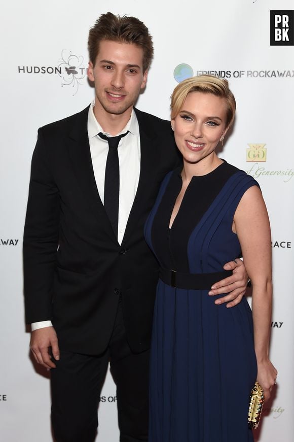 Scarlett Johansson tem vários irmãos, um deles gêmeo, o também ator, Hunter