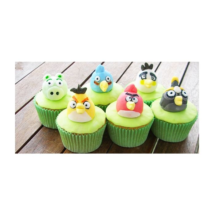  O que dizer sobre os personagens de &quot;Angry Birds&quot; enfeitando estes cupcakes?! 