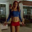  Kara (Melissa Benoist) experimenta v&aacute;rias roupas em "Supergirl" 