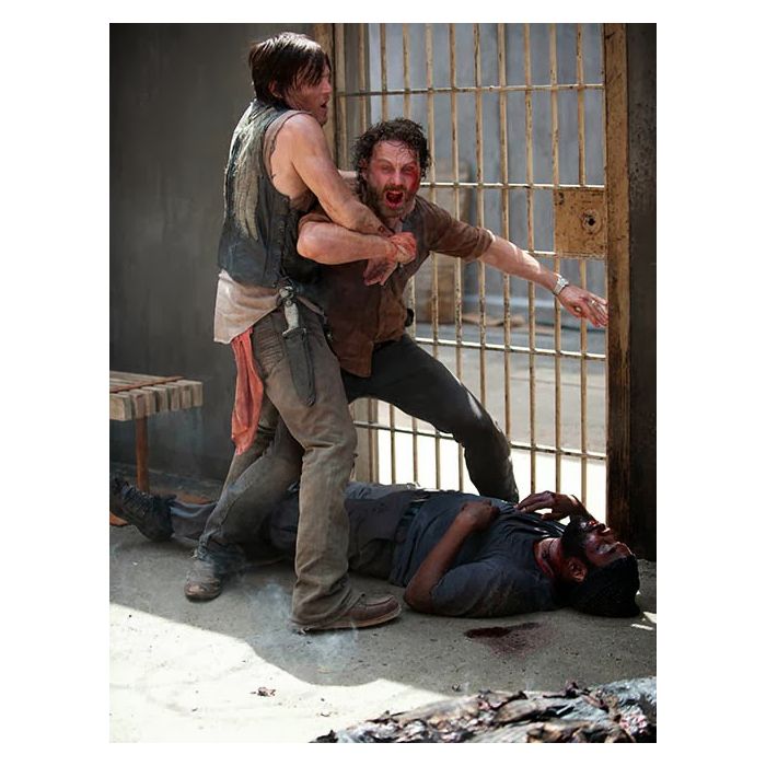 Em &quot;The Walking Dead&quot;, Rick (Andrew Lincoln) bateu muito em Tyreese (Chad L. Coleman) e teve até que ser segurado!