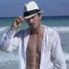 Ian Somerhalder chama atenção na praia, não chama?