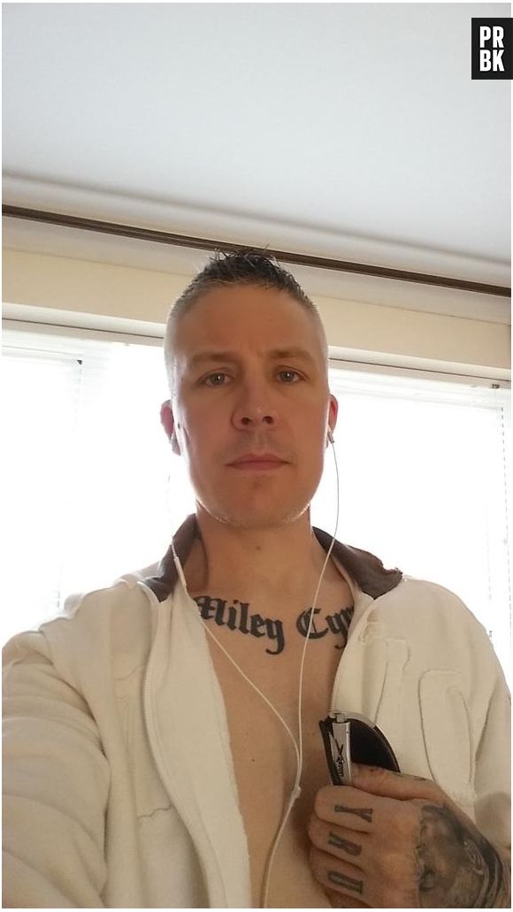 Miley Cyrus critica tatuagem de fã: "são muito feias"