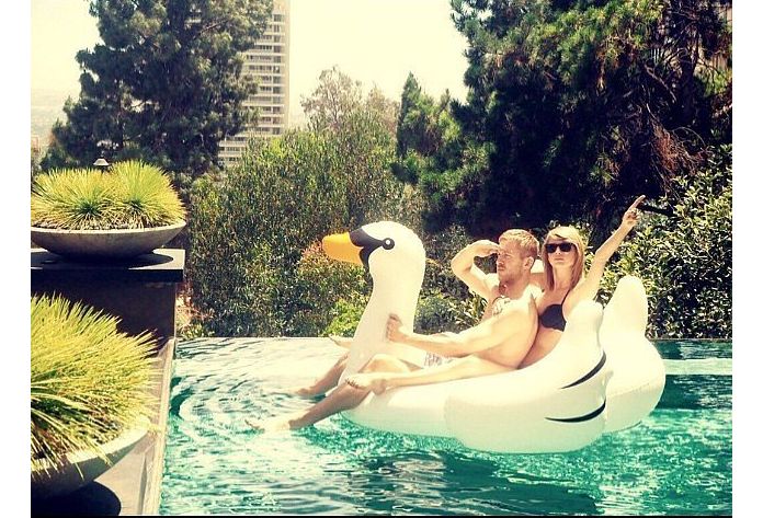 Taylor Swift De Biquini E Calvin Harris Sem Camisa Se Divertem Na Piscina E Publicam Foto Na Web Purebreak