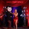 Selena Gomez posa com Mavis, personagem que dubla na animação "Hotel Transilvânia 2"