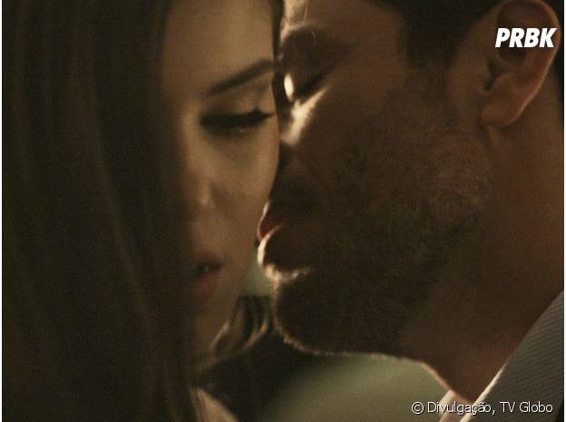 Angel (Camila Queiroz) fica tensa com a proximidade de Alex (Rodrigo Lombardi) em "Verdades Secretas"