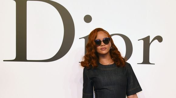 Rihanna, garota-propaganda da Dior, confere desfile da grife no Japão