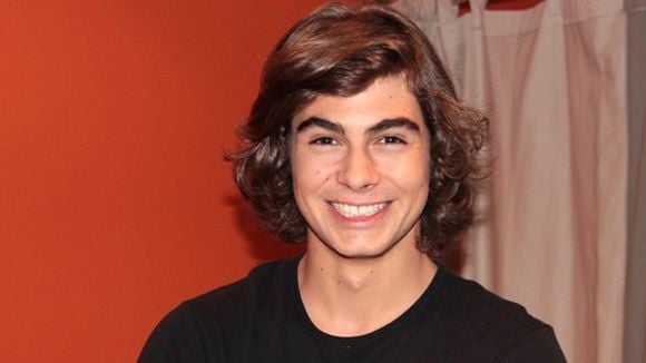 Rafael Vitti, de "Malhação", mostra diários íntimos e revela que seu livro de poesias "é real"