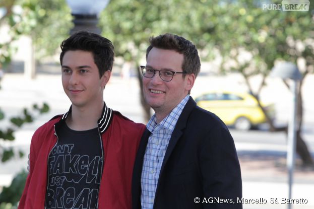 Nat Wolff e John Green encontram jornalistas brasileiros para promover o filme "Cidades de Papel"