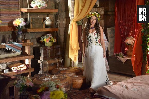 Zípora (Giselle Itiê) fica toda feliz com casamento com Moisés (Guilherme Wintes) em "Dez Mandamentos"