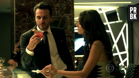 Alex (Rodrigo Lombardi), de "Verdades Secretas", é ameaçado com uma faca por Edgard (Pedro Gabriel Tonini)