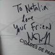 Nat Wolff assinou o exemplar de "Cidades de Papel" que a fã Natália Ossola levou para o encontro