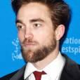  Robert Pattinson &eacute; bastante conhecido por interpretar o vampiro Edward Cullen, na franquia "Crep&uacute;sculo" 