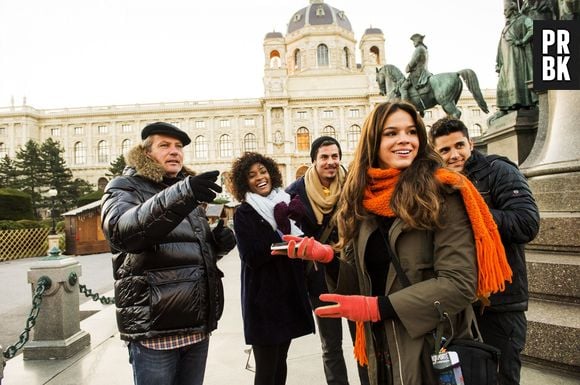 Bruna Marquezine grava com o elenco de "Em Família" na Áustria