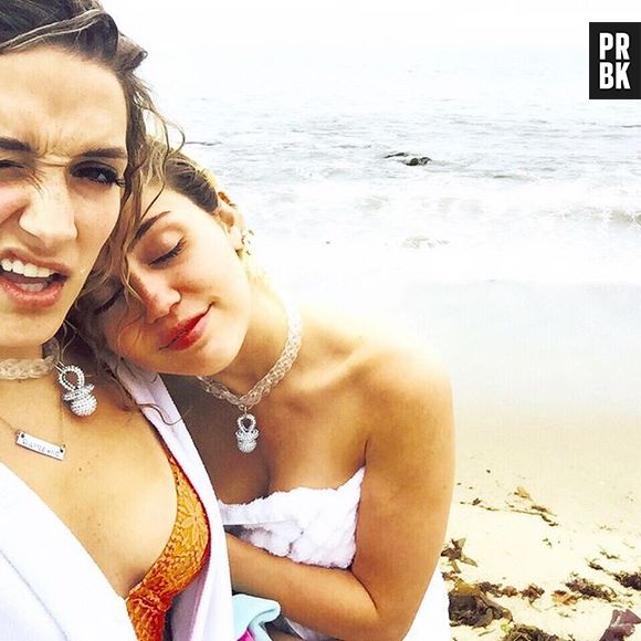 Miley Cyrus curte foto com amiga e posta selfie no Instagram