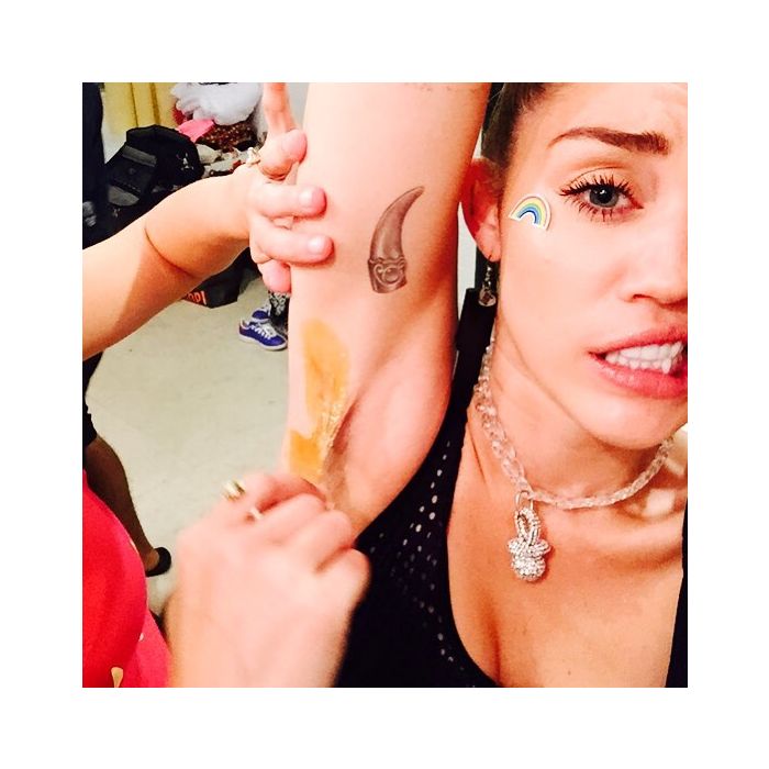 Miley Cyrus, recentemente, raspou suas axilas e publicou uma foto no Instagram 