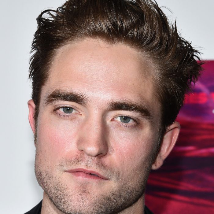  Depois de interpretar Cedrico em &quot;Harry Potter&quot;, Robert Pattinson fez mais sucesso ainda na pele do vampiro Edward em &quot;Crepúsculo&quot; 