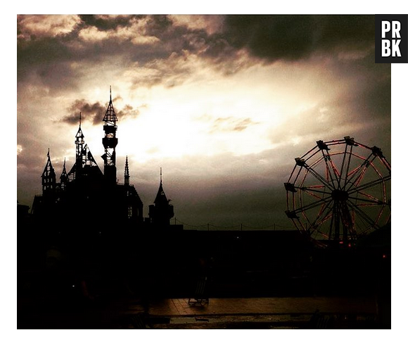 Até no anoitecer a Dismaland é macabra, que medo!