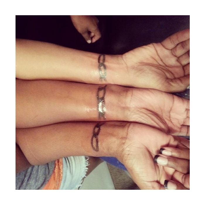  Para os amigos que não se separam por nada, fazer uma tatuagem de corrente simboliza bem o sentimento de amizade 