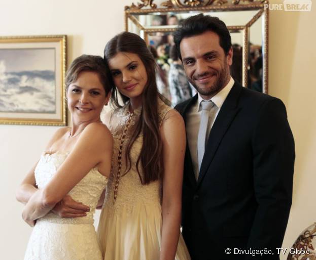Em "Verdades Secretas", Carolina (Drica Moraes) encontra gravata de Alex (Rodrigo Lombardi) no quarto de Angel (Camila Queiroz)