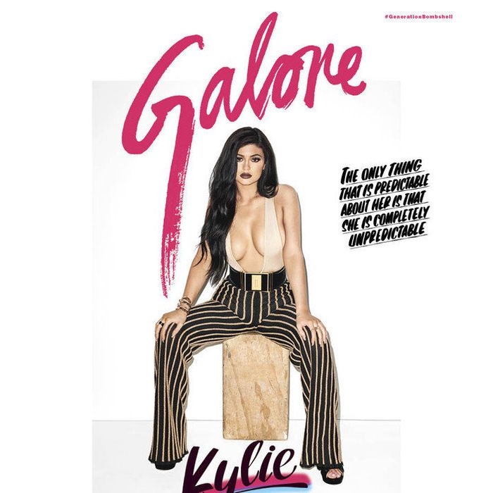 Kylie Jenner estampa capa da revista Galore com decote sexy