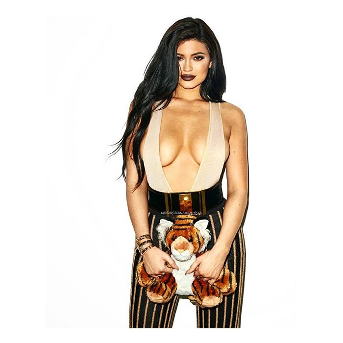 Kylie Jenner, decotadíssima, estampa capa e recheio da revista Galore