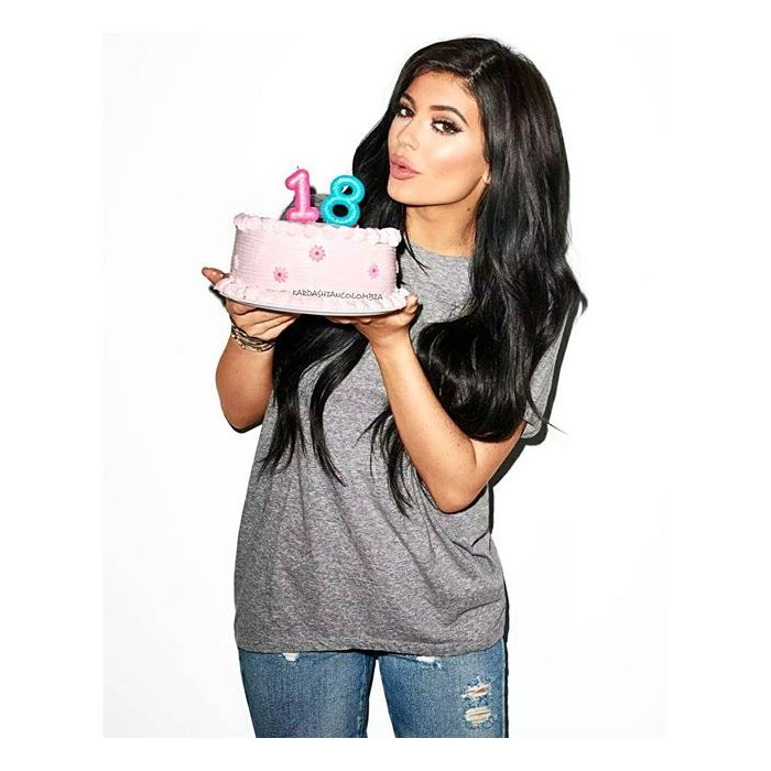 Kylie Jenner faz 18 anos e comemora com fotos ousados na revista Galore