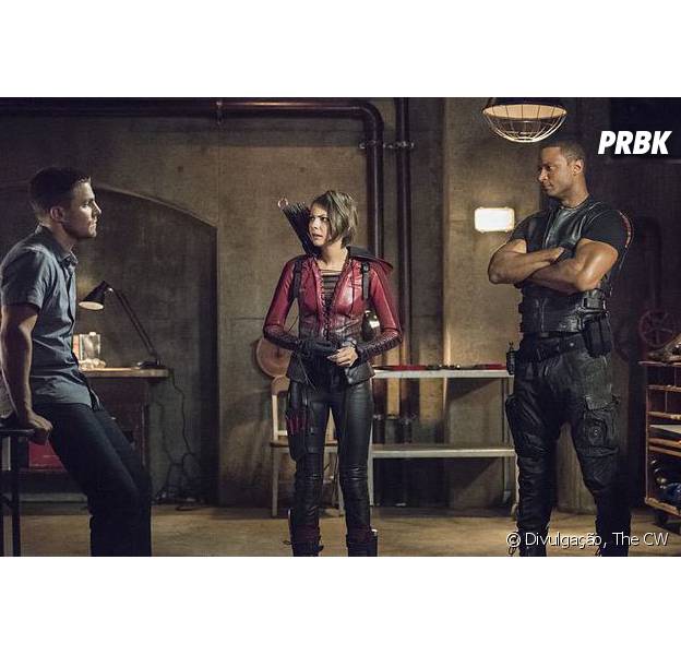 Em "Arrow": Oliver (Stephen Amell) e Diggle (David Ramsey) brigam e arriscam a missão!