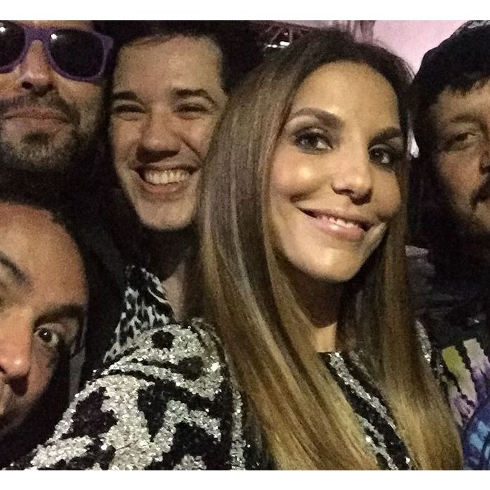 Ivete Sangalo divide selfie com os meninos do Jota Quest no primeiro dia do Rock in Rio 2015