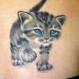 Essa tatuagem de gatinho ficou tão bonita, que até parece ter sido em 3D
