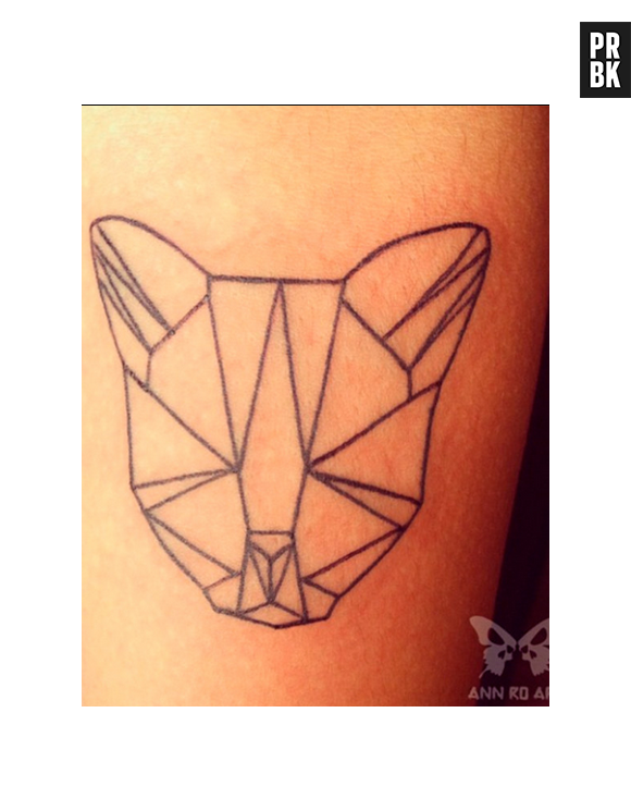 Você também pode fazer uma tatuagem de gatinho mais minimalista, o que acha da ideia?