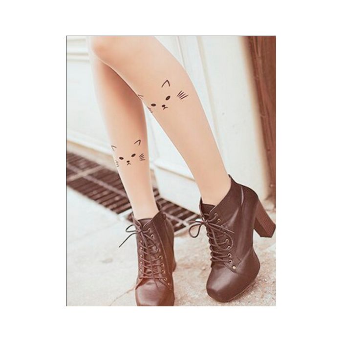 Olha só que charme essa tatuagem de gatinho na perna!