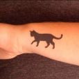 Esqueça todo aquele mito de que gato preto dá azar com essa tatuagem