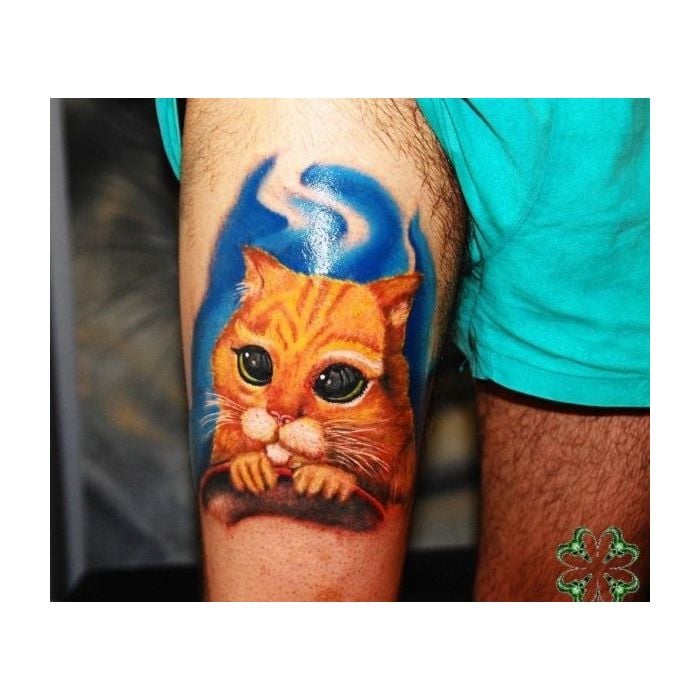  O Gato de Botas do filme &quot;Shrek&quot; não ia ficar de fora dessa história de tatuagens inspiradas nos felinos 
