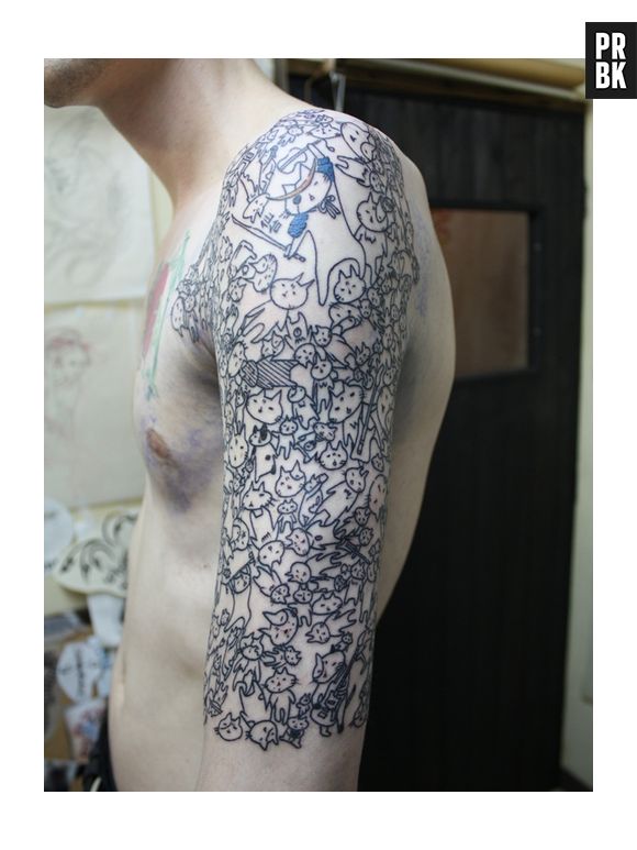 Esse cara realmente ama muito os felinos, literalmente