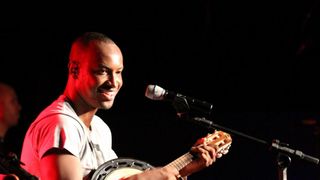 Thiaguinho faz show no Rio de Janeiro e revela planos do casamento com Fernanda Souza