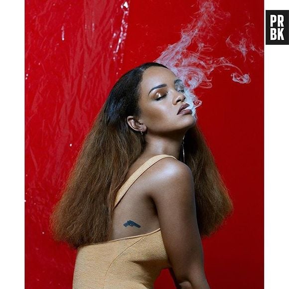 Rihanna faz fumaça em ensaio fotográfico para a revista Fader