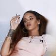 Rihanna aparece fumando cigarrinho suspeito em ensaio para a revista Fader