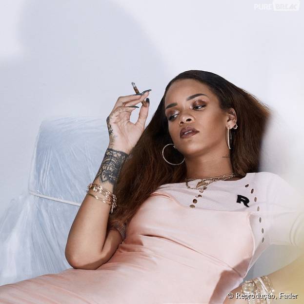 Rihanna aparece fumando cigarrinho suspeito em ensaio para a revista Fader